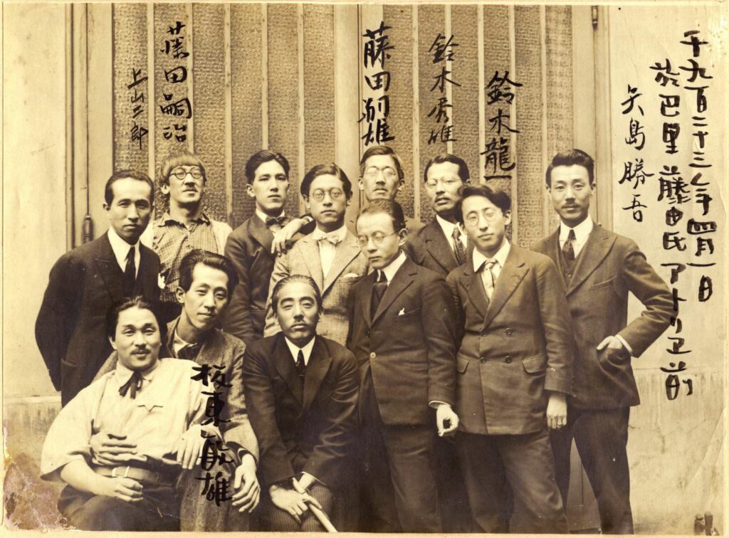 Photo, devant l'atelier de Foujita en 1923
Le deuxième en partant de la droite